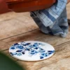 Onderzetter pannen blauw bloemen tafel