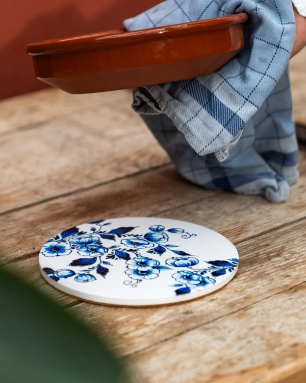 Onderzetter pannen blauw bloemen tafel